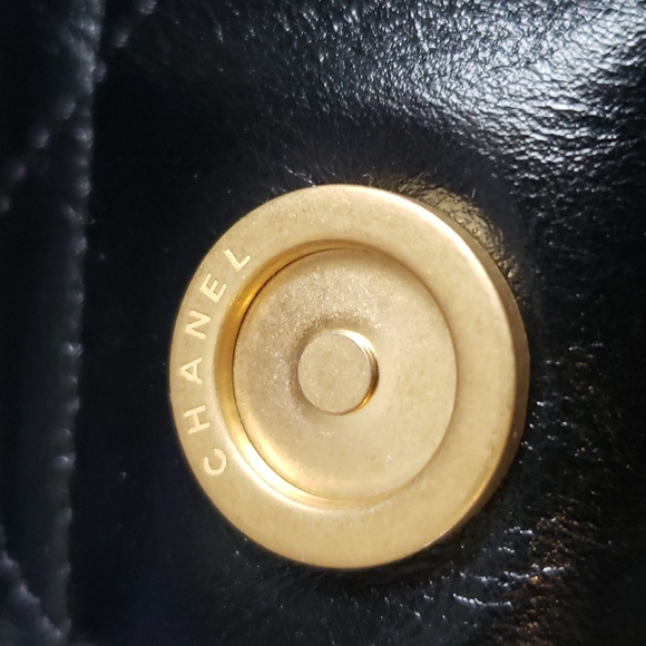 The Chanel 22 small handbag - Picture 3 of 12